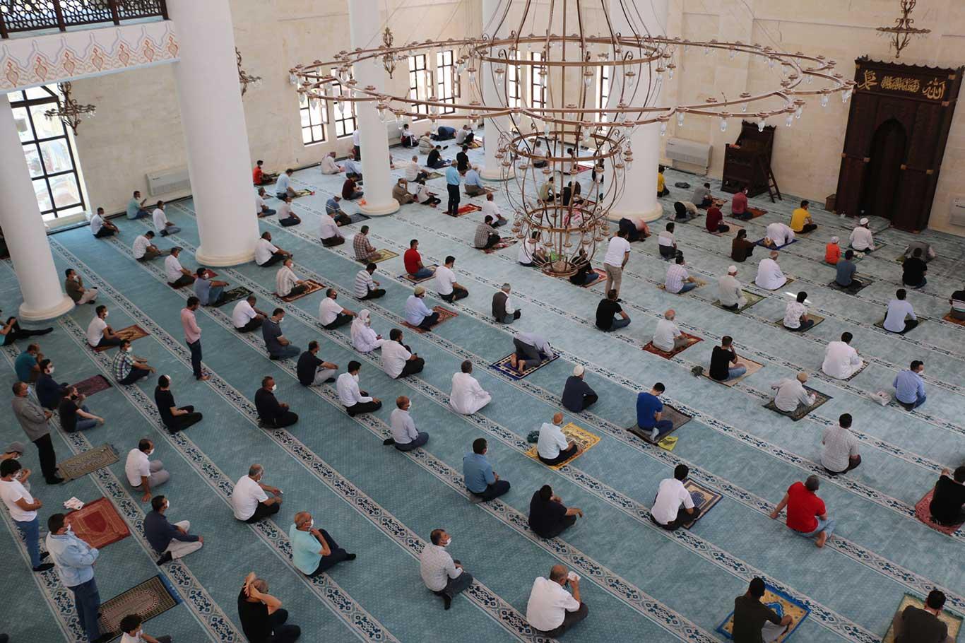 Şanlıurfa’da sosyal mesafeli bir Cuma namazı daha kılındı